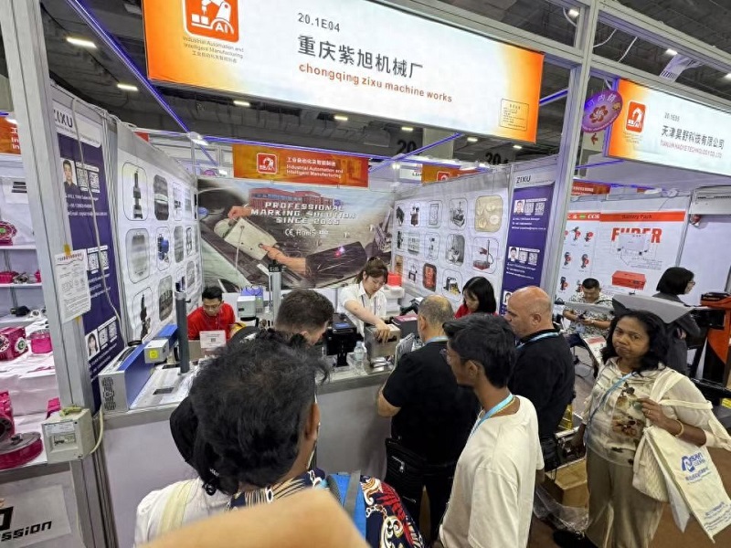Chuke Intelligent brought its innovative marking machine to the 137th Canton Fair, and the first day of the exhibition was very popular!