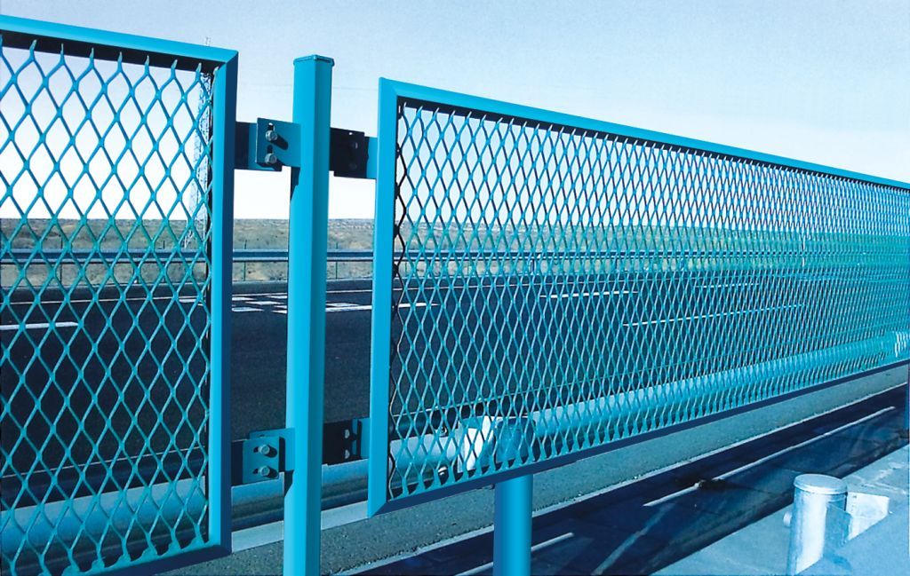 Uitgebreide metalen snelwegomheining | ANJIA – Veiligheidsbarrière langs de weg Expanded metal highway bridge fence – galvanized finish, installed along roadside, manufactured by ANJIA 72,000sqm ISO facility