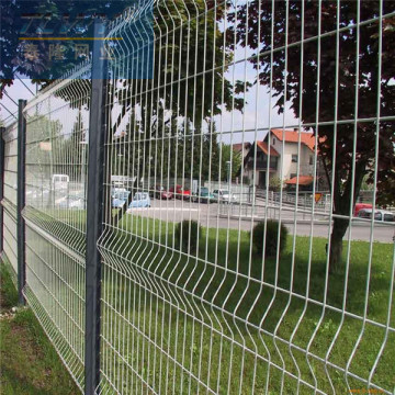 Curvy wire mesh fencing