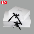 Białe pudełko na prezenty z czarną wstążką