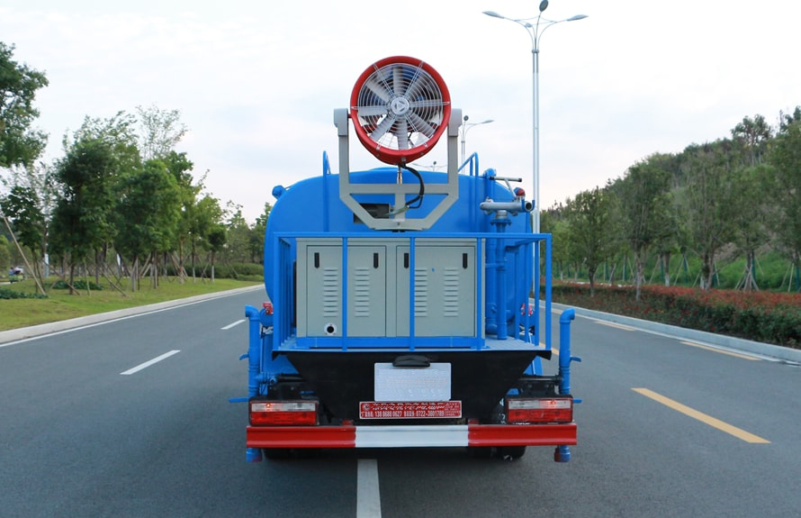 العلامة التجارية الجديدة دونغفنغ 8000L شاحنة رش المبيدات