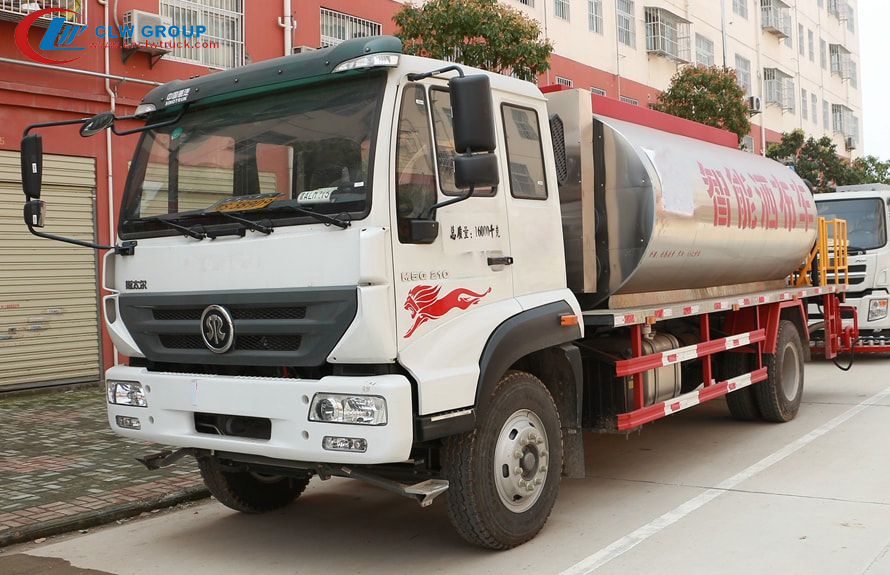 العلامة التجارية الجديدة SINO Truck مع آلة توزيع الأسفلت