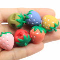 Venta al por mayor de fresa Kawaii con encantos de resina de agujero de 3 mm, decoración en miniatura de frutas 3D, decoración de arte Diy, adorno de lazo para el cabello para niños