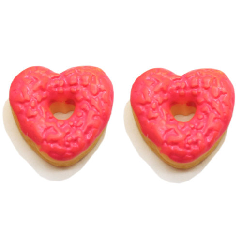 Donut de corazón de resina barato con abalorios de espalda plana con agujeros, cuentas de decoración hechas a mano, collar con colgante para niñas, tienda de joyería para encontrar