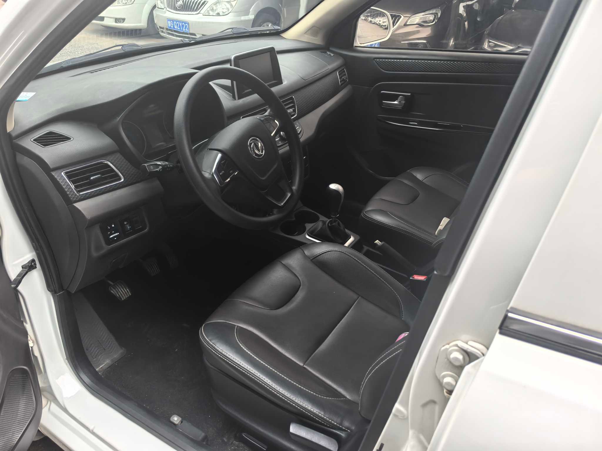 Dongfeng Gloria 330 2022 Modelo 1.5L 330S Dongfeng Glory 330 2022 Model 1.5L 330S