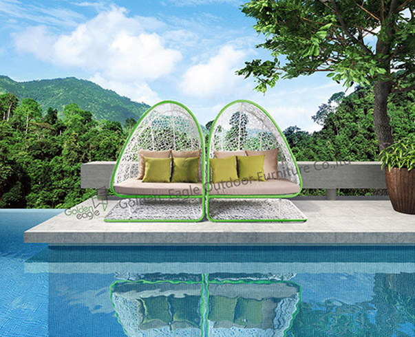 Outdoor garden wicker daybed