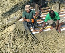 Cheap plastic thatch roof and bamboo poles use for thatch pergola