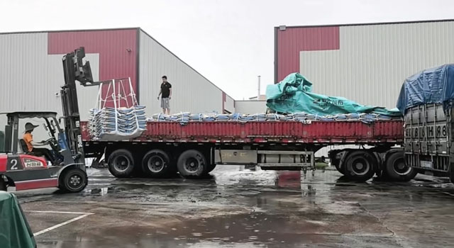 يتم تحميل وشحن حبيبات EPDM. EPDM granules are being loaded and shipped.