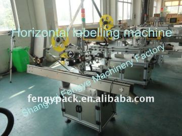 Horizontal labeller for small bottles