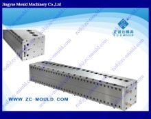 Melt blown nonwoven plastic extrusion die