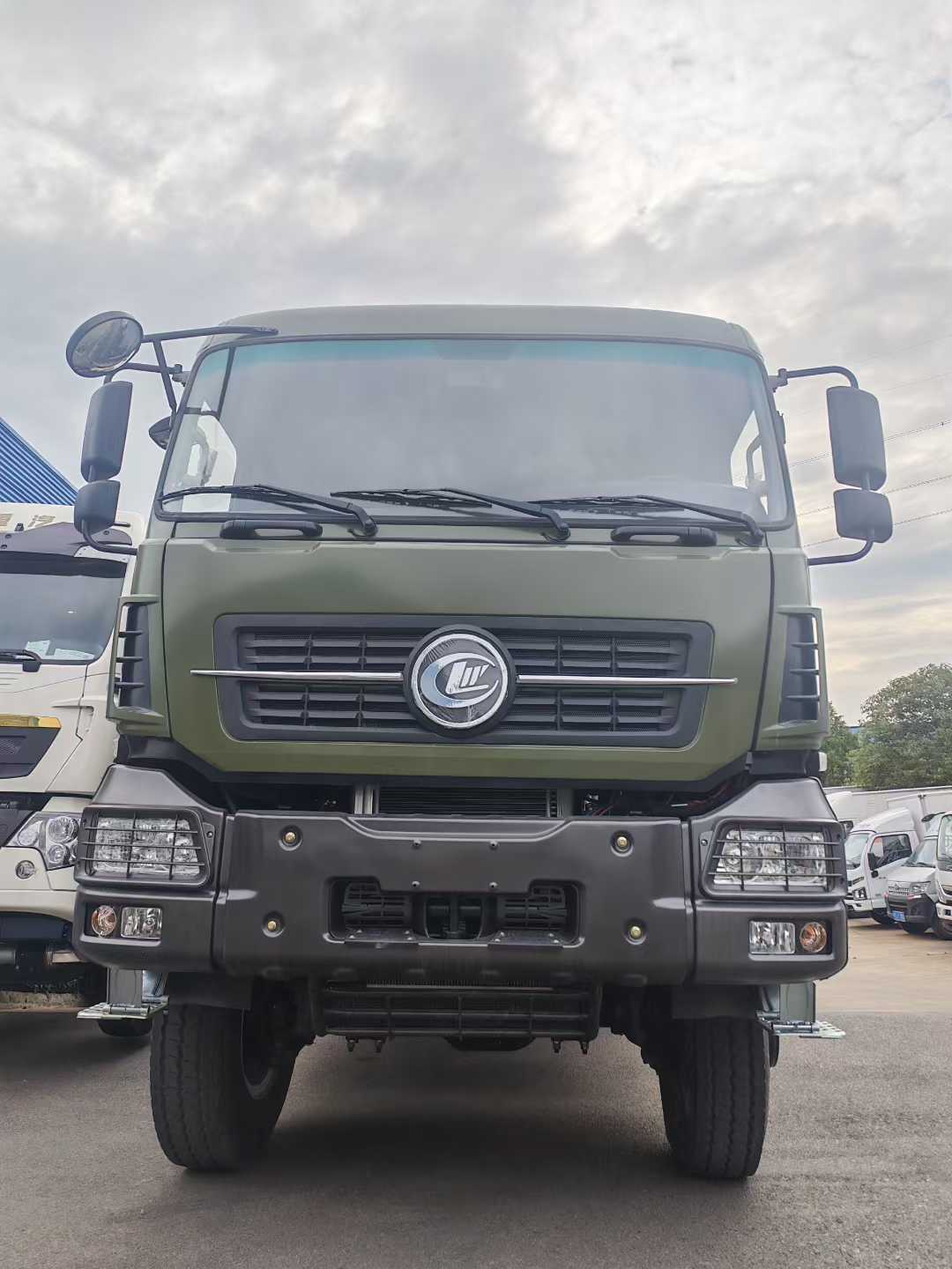 Надежный сверхмощный самосвал для горнодобывающей промышленности Reliable Heavy Duty Dump Truck for Mining Operations