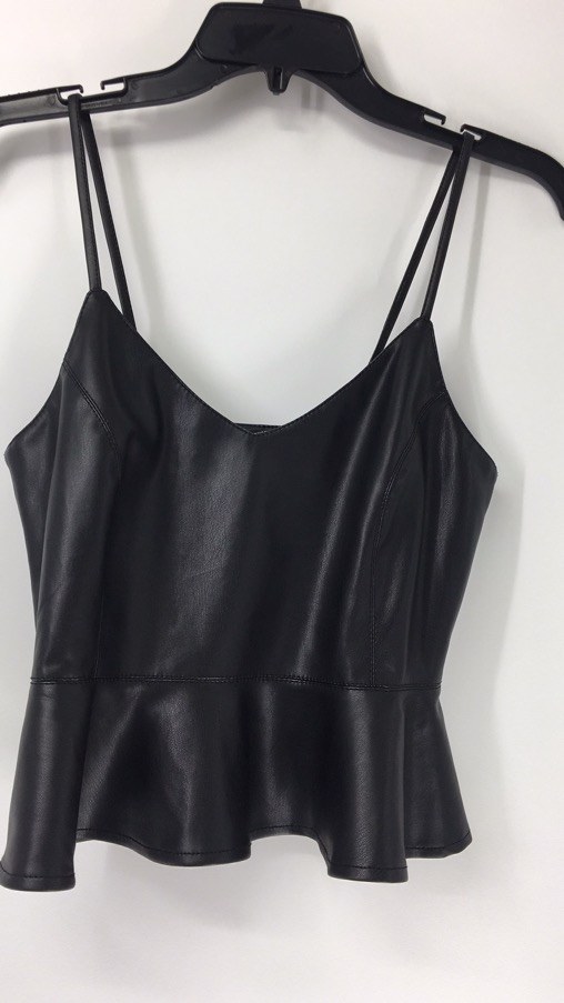 Camisola feminina com babado em couro preto