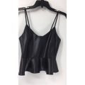 Camisola feminina com babado em couro preto