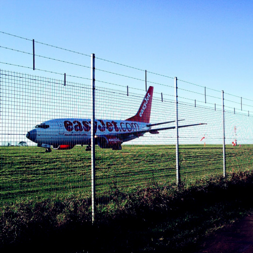 Cerca de aeroporto revestida em pó