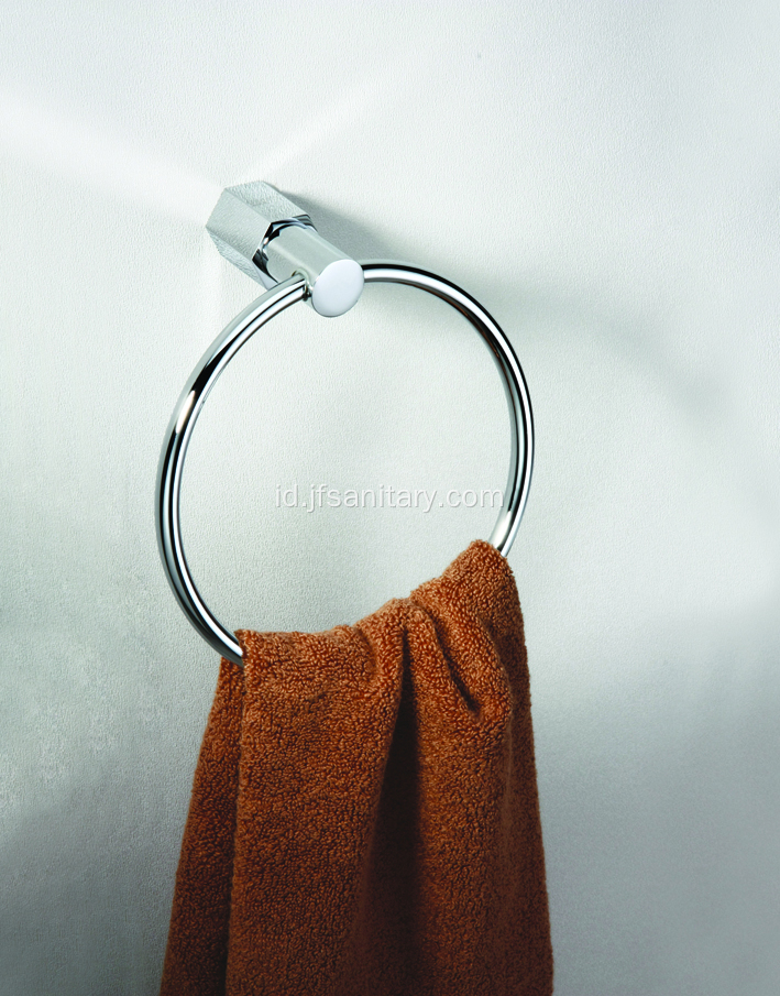 Lingkaran cincin handuk tunggal di atas toilet