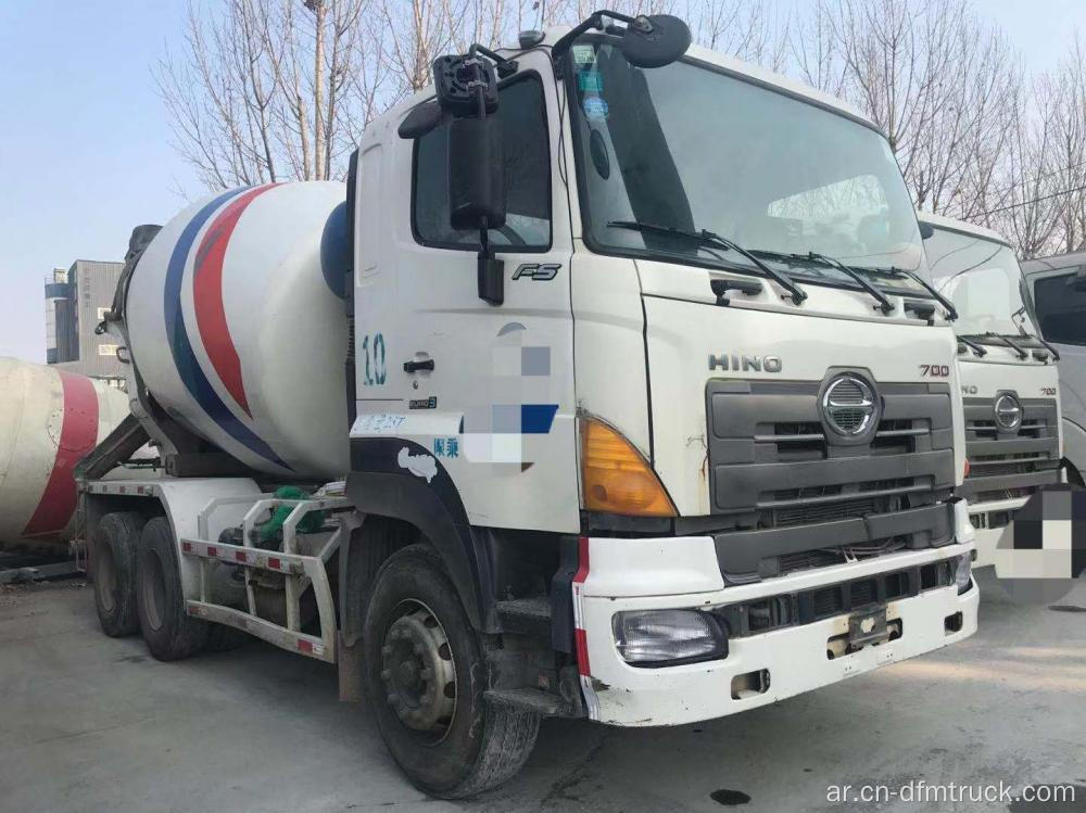 تستخدم Hino 700 Mixer Truck