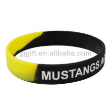 2015 fashion customize silicone debossed bracelet