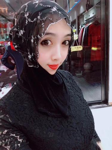 Black Head scarf dengan tepi gelombang