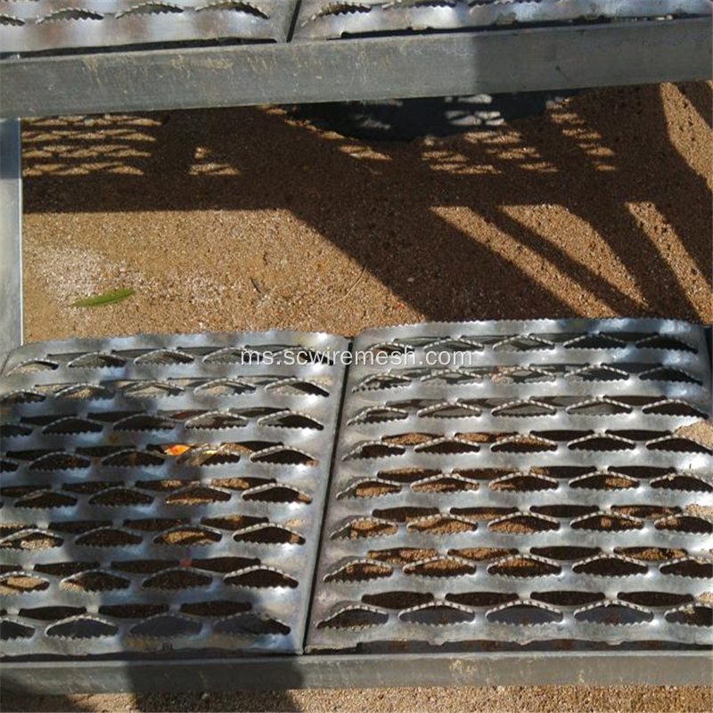 Galvanized Steel Anti-slip / Non-slip Perforated Metal Tread