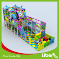 Indoor-Spielplatz mit Ball Pool Grube Klettern Struktur