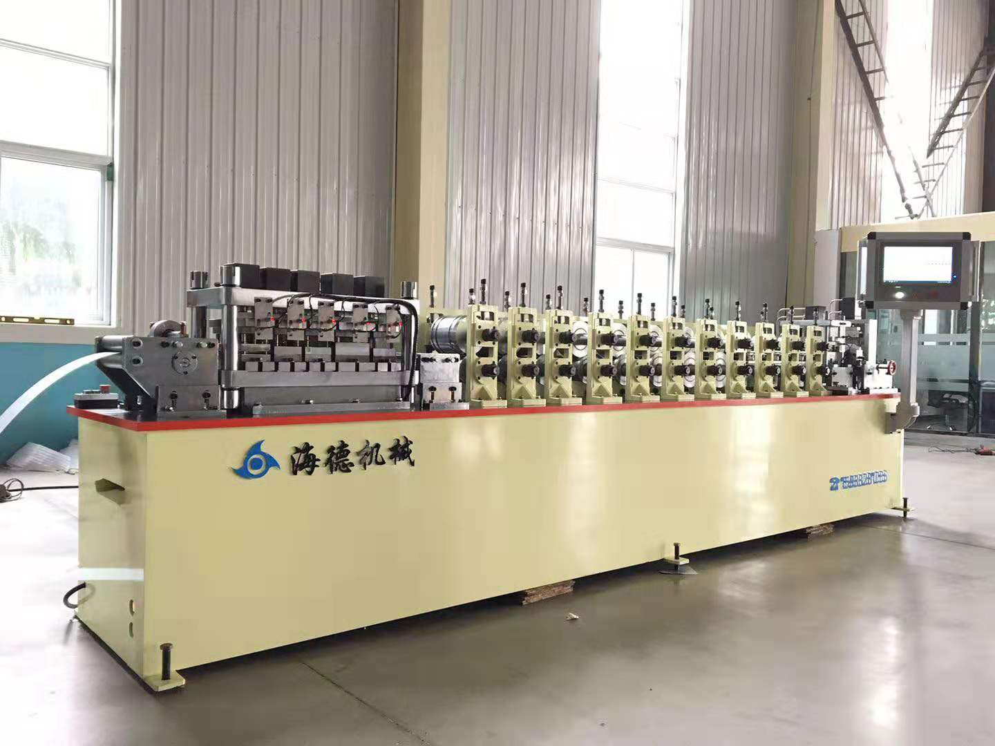 Faster speed light keel steel frame roll forming machine for building prefabricated house