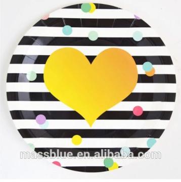 White color paper plate with black streak for loving heart picture