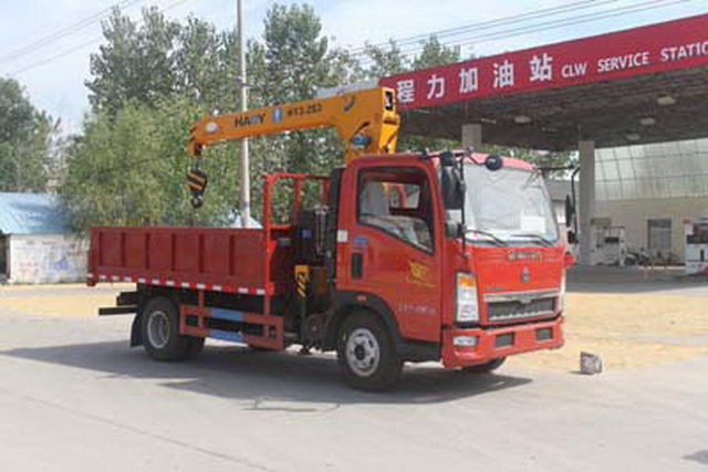 SINOTRUCK HOWO Bucket Crane شاحنة بضائع