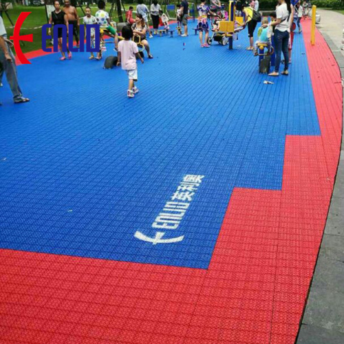 Suelos deportivos entrelazados al aire libre