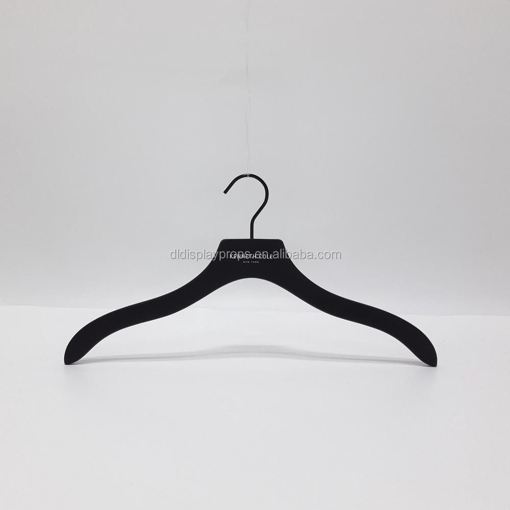 DL758 Black customized wood coat hangar covered with rubber lotus wood material jacket coat men hanger with logo