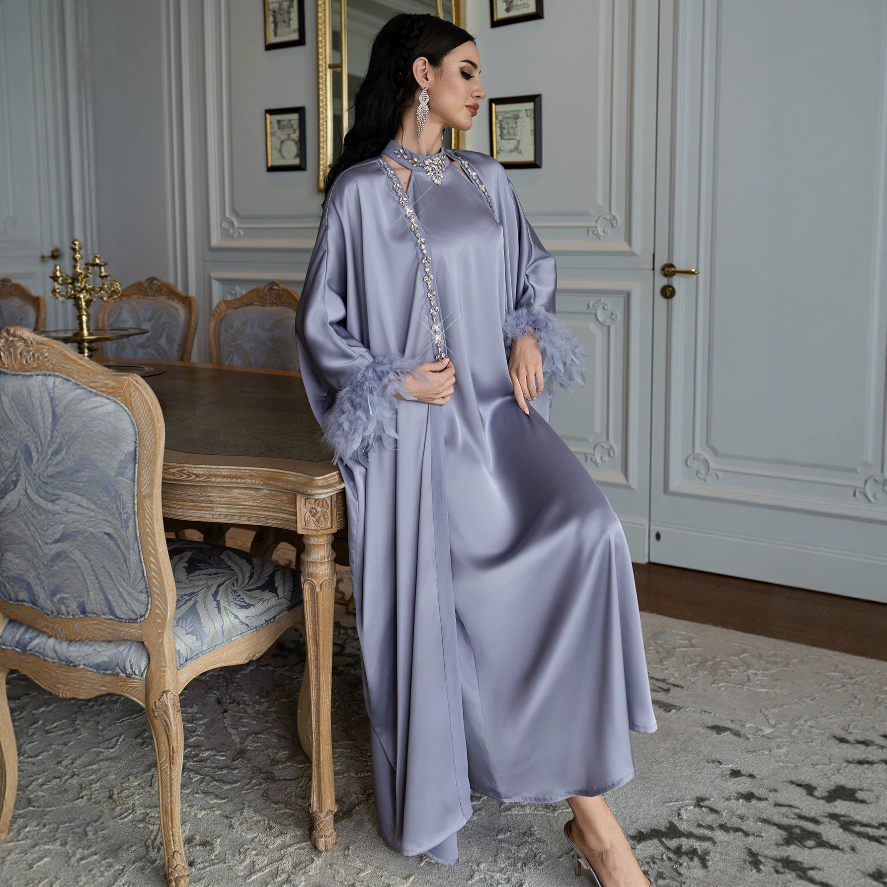 عبای دو تکه ساتن با سرآستین پر شترمرغ Satin Two Piece Abaya with Ostrich Feather Cuffs Style
