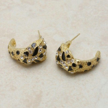 Trendy gold stud earring with diamond