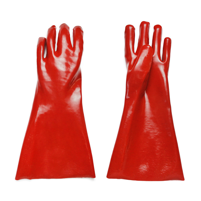 Κόκκινα γάντια βυθισμένα σε λαστιχένια φανέλα