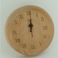 Reloj de escritorio de madera pulido útil