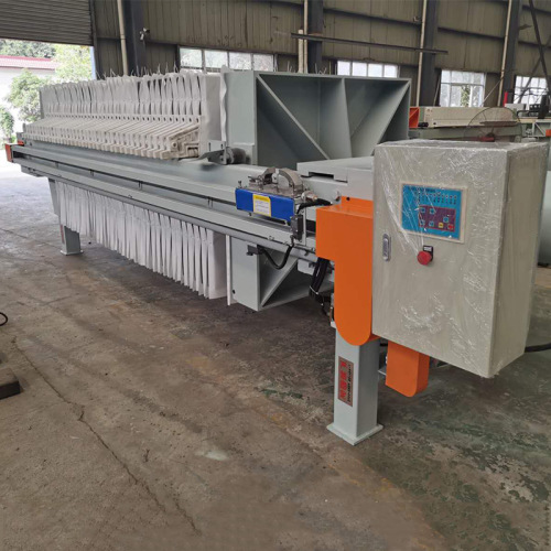 Hydraulic compacting membrane filter press