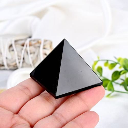 用于冥想的晶体愈合能量金字塔