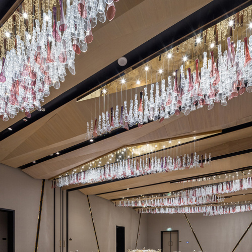 Pasillo del banquete del hotel que cuelga la luz colgante de cristal