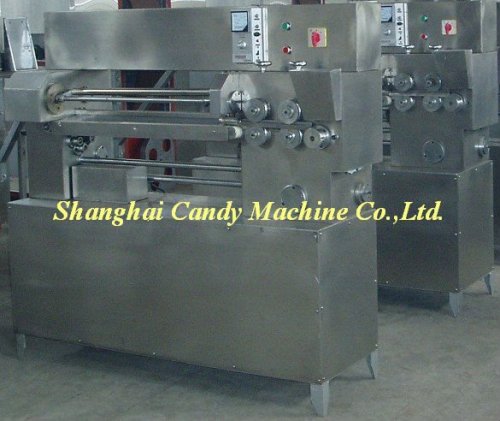 Abnormal shape bubble gum forming machine