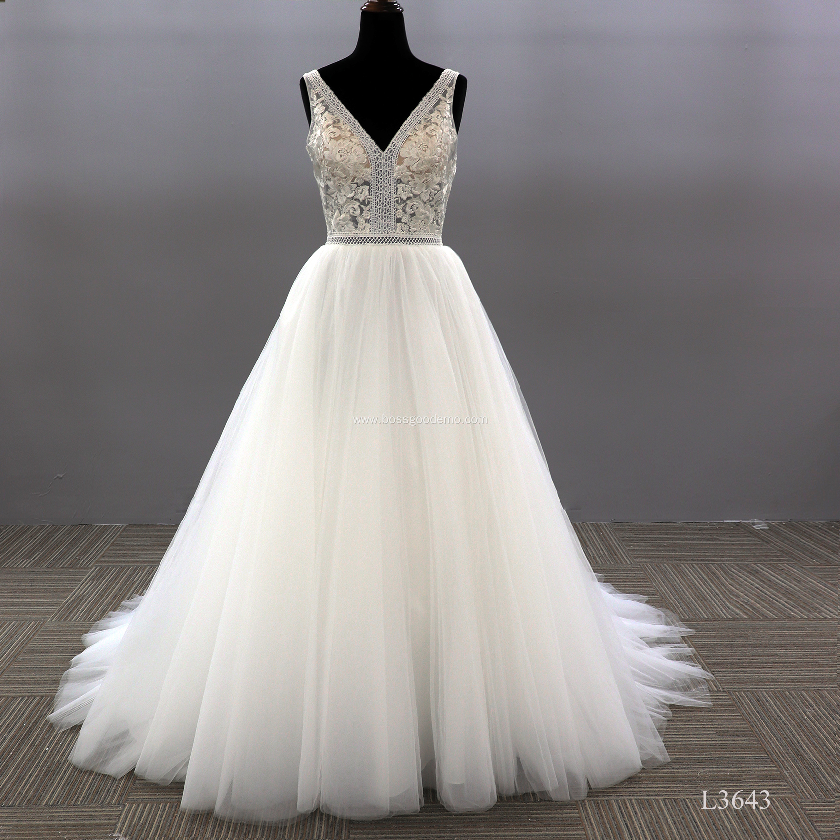 Sexy Lace Illusion Backless V Neck Sleeveless Puffy Beautiful Train Wedding Gowns Dress Bridal