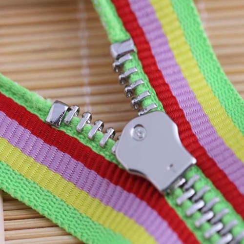 Metal zipper with rainbow edge for clothing