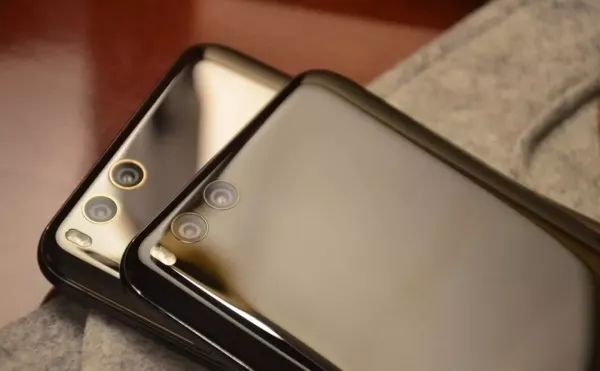 Teléfonos móviles con tapa trasera de cerámica Mobile phones with ceramic back cover