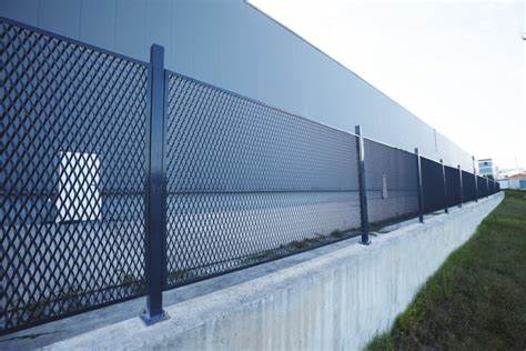 Uitgebreide metalen brugomheining | ANJIA – HDG + poedercoating voor een lange levensduur Expanded metal fence installed on bridge – hot‑dipped galvanized with powder coating, ANJIA highway safety barrier