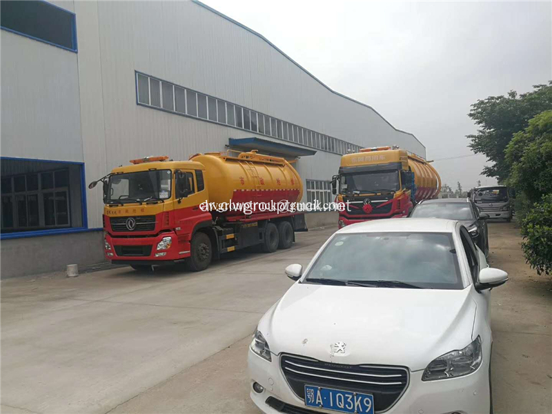 بيع شاحنة شفط مياه المجاري Dongfeng 25000Liter 8x4