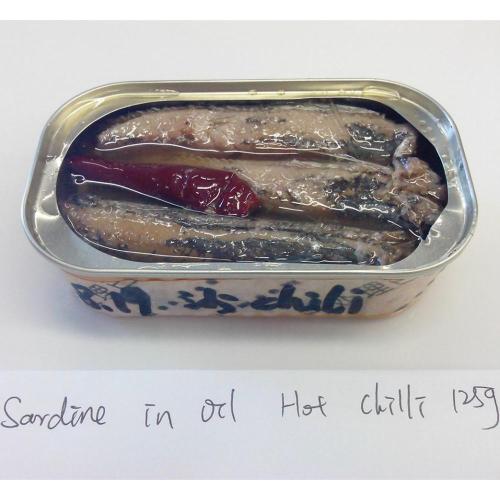 Eingemachte Sardine in Öl mit Chili