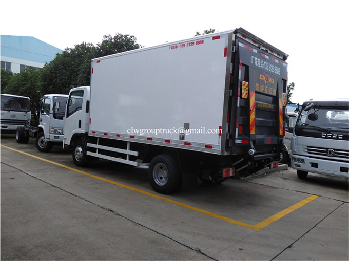 4X2 شاحنة نقل المواد الغذائية ISUZU المبردة الصغيرة