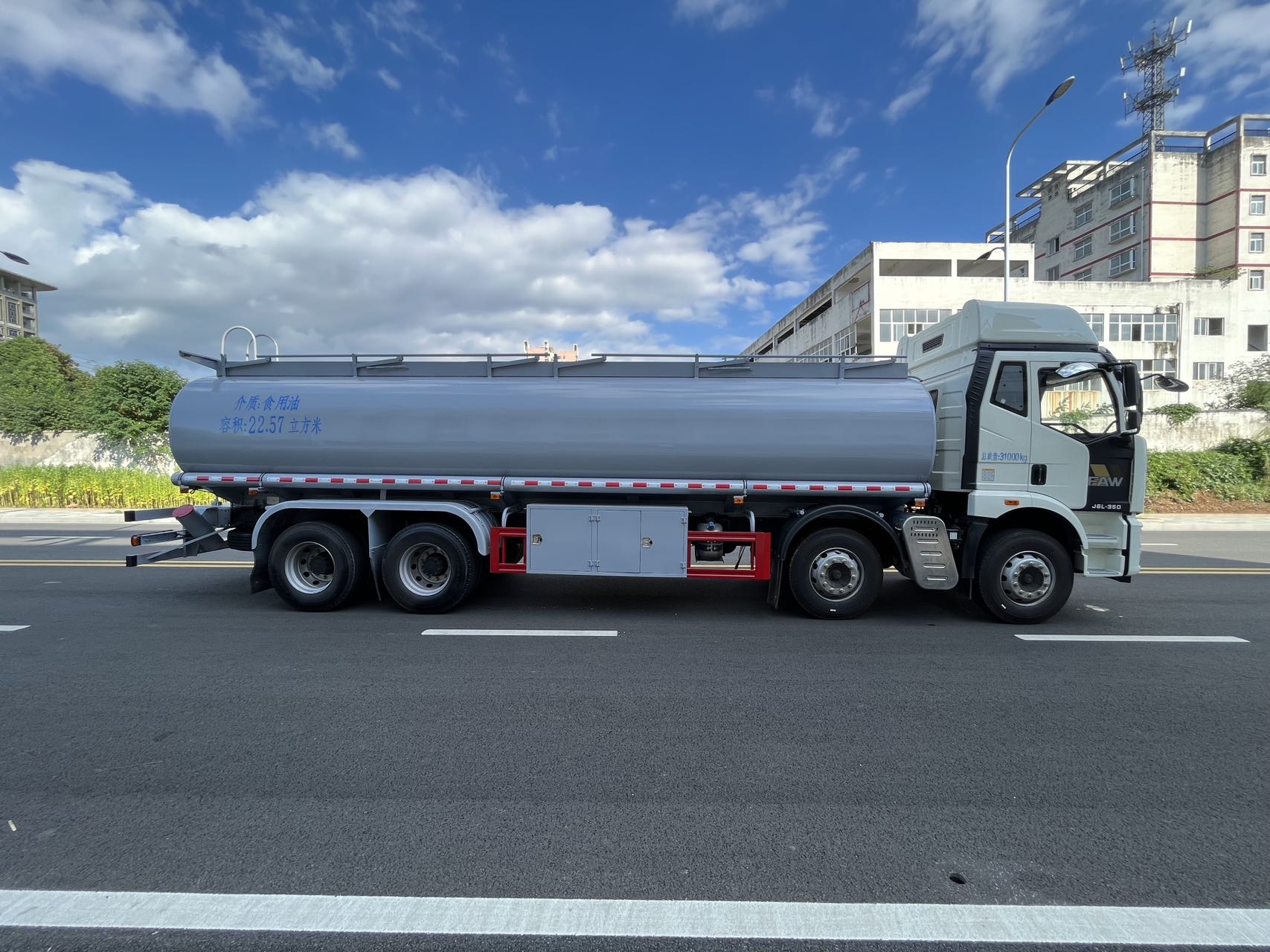 Высокопроизводительный топливозаправщик с усовершенствованной системой баков High-Performance Fuel Transport Truck with Advanced Tank System