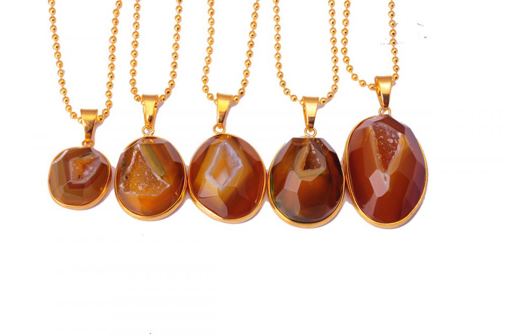 Collier de pierres semi-précieuses en agate avec pendentif