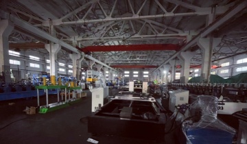 Closed-mouth profile roll forming machine