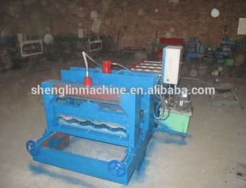 Colored steel glazed tile forming machine