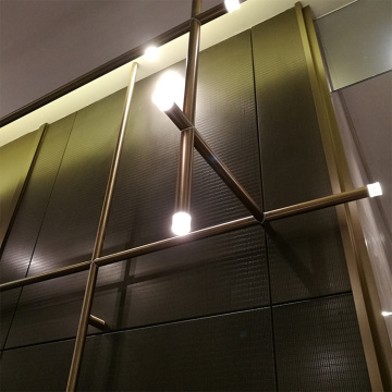 Современная люстра в вестибюле отеля