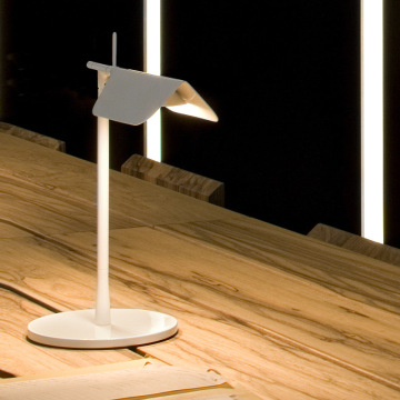 Petite table lampe en métal LEDER